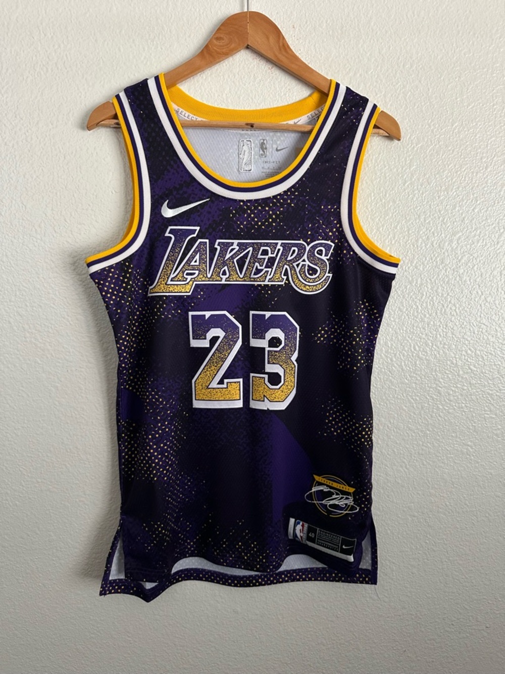Los Angeles Lakers LeBron James Nike Jersey Select Series Showtime Size 40 Small